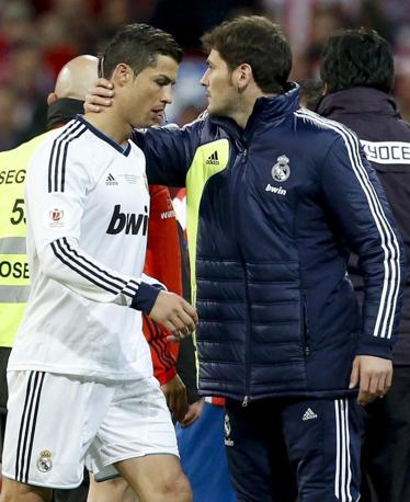 Ronaldo lascia il campo dopo l'espulsione consolato da Casillas. Epa